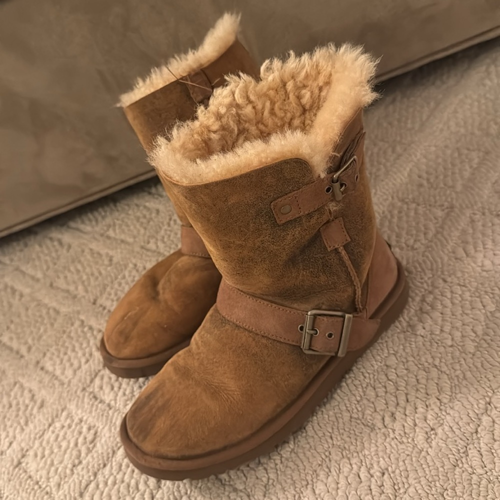 UGG classic short Dylan women’s sheepskin suede winter fur boots size 6